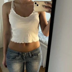 Brandy Melville topp - Säljer nu denna söta vita Brandy Melville topp, storlek one size. Hör av er för fler bilder eller andra frågor 💓