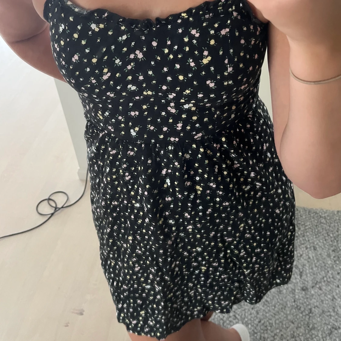 Kort blommig klänning