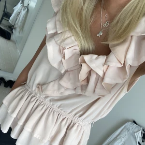 Volangtopp  - Jättegullig volangtopp från h&m, storlek 44 men det hållet jag absolut inte med om, jag har normalt xs/s och den sitter bra på mig❤️❤️