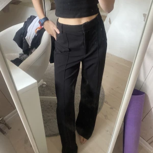 Svarta kostymbyxor  - Svarta kostymbyxor ifrån NAKD med pressveck. Riktigt sköna!