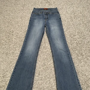 Vintage jeans - Säljer dessa fantastiska jeans då de blivit försmå, små skavanker längst ner på benen och en mindre fläck på benet💗Lågmidjade💗Skriv för mått!