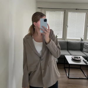 Beige kavaj  - Oversized Beige kavaj från only i storlek L Köpte den för ett halvår för 599kr, mitt pris 250kr men priset är inte hugget i sten