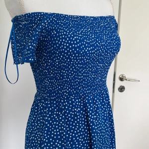 Blå klänning - En jättefin och söt klänning, så fin till sommaren. Luftig nedåt och tajt vid överdelen. En slits vir benet som kommer upp till knäet. Köpt för 400 på Kappahl