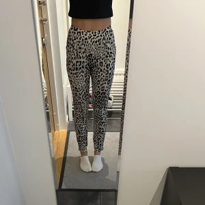 Byxor  - Tygbyxor från Gina Tricot i strl. XS. Byxorna är stretchiga i modellen. Ej använda. 