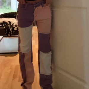 Jeans - (LÄS BIO) Säljer dessa coola jeansen💗Midjemått: 72 cm, innerben: 78cm. Betalar endast med Swish, köparen står för frakten❤️jag är ca 163❤️