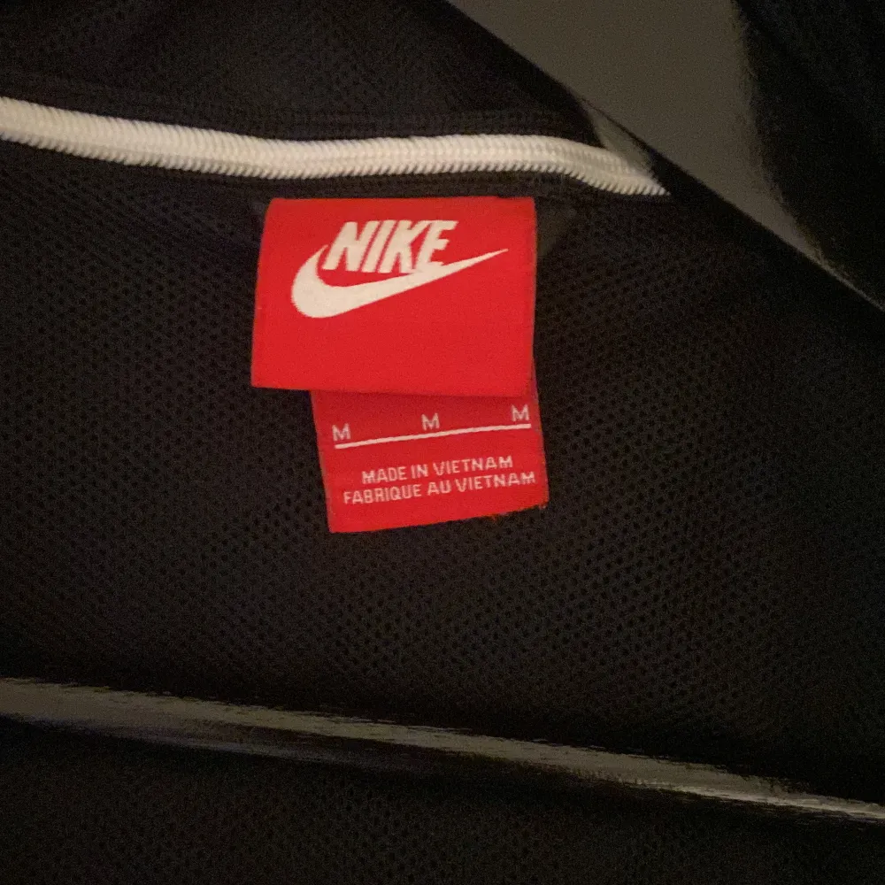 Nike jacka från herr delning , storlek M. Aldrig använt. Sitter oversized. Jackor.