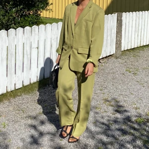 Kostym från Na-kd  - Set i två delar, kavaj och kostymbyxor. Byxor storlek 38, kavaj storlek 36. Använt två gånger så det är i fint skick.