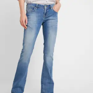 Säljer dessa såå snygga slutsålda ltb jeans i modellen ROXY då jag har ett annat par. Nypris 909 kr. Aldrig använda. Passar perfekt i längd på mig som är 160. 