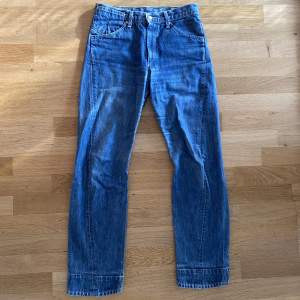 Levis jeans köpta på beyond retro💗 passar xs-M beroende på vilken passform man föredrar. När jag använt tidigare har jag haft skärp till o dom sitter baggy på mig som är xs 