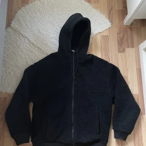 Fleecejacka/hoodie - Snygg fleecetröja som har utseende och passform som en Nike Tech Fleece. Knappt använd så den är i nyskick.