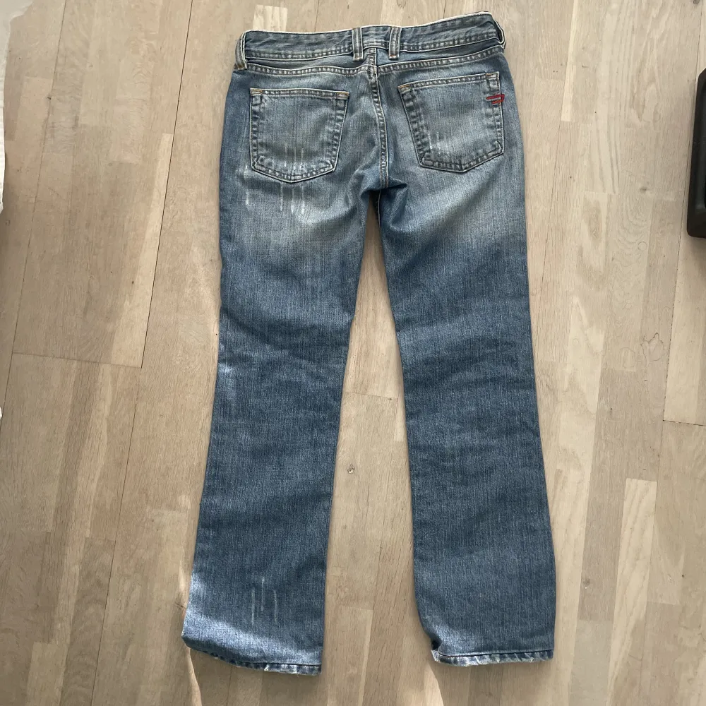 Supercoola  lågmidjade jeans ifrån diesel. Tyvärr för små och för korta för mig:(   Innerbenslängd:73 cm Midjemått: 74 cm Hör av dig vid fler frågor!💗. Jeans & Byxor.