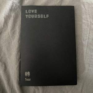 love yourself tear (version U)  innehåll: fotobok, skiva, stående foto, ”the notes”, random photocard och informations kort! saknar: qr kort och poster! skriv om intresserad🤍