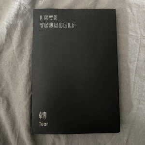 love yourself tear version U - love yourself tear (version U)  innehåll: fotobok, skiva, stående foto, ”the notes”, random photocard och informations kort! saknar: qr kort och poster! skriv om intresserad🤍