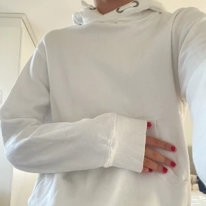 Vit hoodie - Supermysig vit hoodie i storlek s från märket Northbrook💕 Bra skick, säljer då den inte kommer till användning. Hundra procent bomull. 