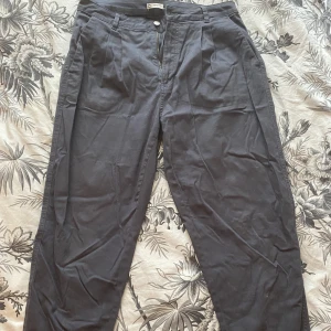 Mörkgråa byxor💖 - Ett par byxor ifrån Cubus i storlek 44💚