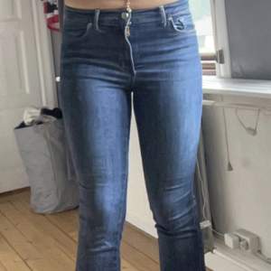 Mid Waits Bootcut jeans från bikbok i storlek M. Midjemåttet är 74cm med stretch och innerbenslängden är 83cm