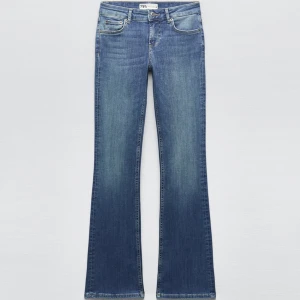 Low rise ZARA jeans - Säljer mina slutsålda bootcut lågmidjade jeans från zara pga fel storlek. Nya med prislappen kvar. 