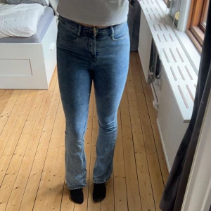 Jeans - Högmidjade jeans från bubbleroom i storlek 36 Midjemåttet är 64 med stretch och innerbenslängden är 83cm