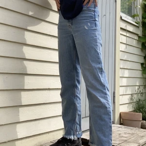 Jeans - Jeans från Zara som är för små för mig. Jeansen är använda några gånger men har inga tecken på användning.  De passar som både lowwaist och highwaist och är straightleg. 