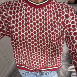 Röd tröja från HM - Så fin röd tröja från HM! Touchar verkligen upp outfiten 