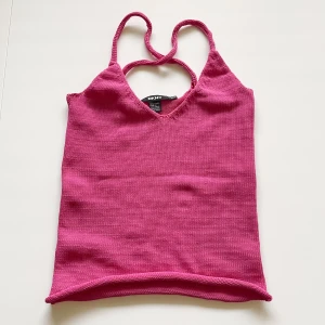 Virkat linne - Ett otroligt fint rosa och virkat DKNY linne som inte kommer till användning då den är förliten i bysten på mig! Storlek M/L men skulle säga M!⭐️❤️