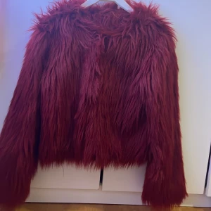 Pälsjacka  - En ny pälsjacka från Bik bok, använd endast en gång. Köptes för 799 och säljer den nu för 200! Den är i storlek Xs men den passar för s oxå. 