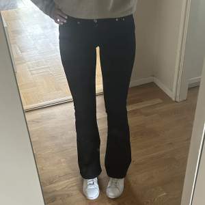 Nu säljer jag dom här svarta utsvängda low waist jeansen från Gina Tricot då dom är försmå. Dom är i storlek 32 och aldrig använda förutom på bilden. Dom är i ett stretchigt material och jag är 169 cm på bilden. Tveka inte att höra av dig!💕