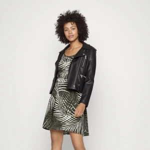 Skinn jacka  - En jättefin skinnjacka från PULL&BEAR som bara har används 2-3 gånger då den är för stor för mig. Orginalpriset är 399kr och säljer för 150kr. 