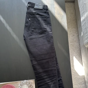 Skinny jeans - Levis i skinny modell strl 23, jag är 158cm. Använda men fint skick 