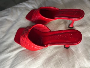 Klackskor  - Storlek: det står 42 men det är absolut inte 42 haha det är runt 40 kanske! Från: SHEIN Skick: aldrig använt men så sköna! Använt men i bra skick! 🧸 Postar med PostNord och tar bara emot Swish! Skriv för mer info🩷