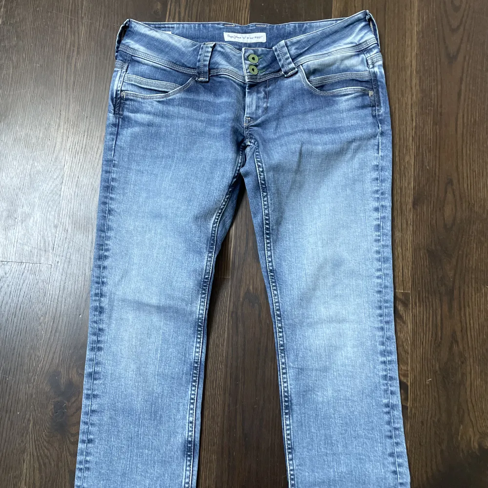 Low waisted jeans från pepe jeans! Storlek W30 L 32. Säljer pga för stora i midjan och korta för mig:) Pris går absolut att diskutera!!!. Jeans & Byxor.
