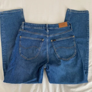 Lee jeans💕 - Ett par lee jeans i storlek W27 och L33 i modellen ”Carol”💕Perfekta som baggy låga jeans på mig