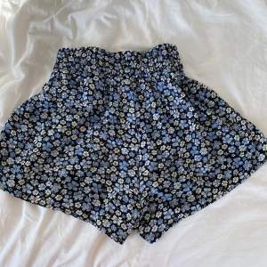 Jättefina blommiga flowy shorts från H&M i storlek 34💓superbra skick! Säljer då dom inte kommer till användning💌