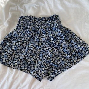Blommiga shorts  - Jättefina blommiga flowy shorts från H&M i storlek 34💓superbra skick! Säljer då dom inte kommer till användning💌