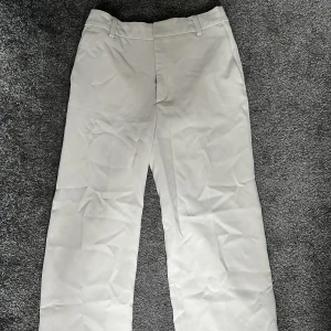 Kostymbyxa - Beige rak kostymbyxa Fint skick  Storlek 32 Kolla gärna in min profil då jag säljer av massa saker, paketpris kan ordnas☺️