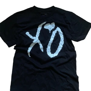 XO- The Weeknd - Xo t-shirt från the weeknds merch jag köpte på sthlm konserten, stl S, använd en gång, har kvitto