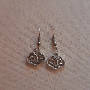 Örhängen  - Örhängen som har en blomma i sig