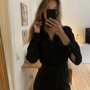 Jumpsuit - Så snygg jumpsuit från & Other Stories som bara kommit till användning ett par gånger. Tyget är mjukt och lite stretchigt - toppenskick och fin kvalitet. Är alltså inte denim. Har fickor på rumpan. Storlek 36 och sitter bra på mig som är 178 cm🌺
