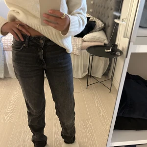 Jeans  - Säljer dessa jätte snygga jeans från zara då jag har flera liknande och dom därav inte kommer till användning. Använda på ett sparsamt sätt och i väldigt bra skick 