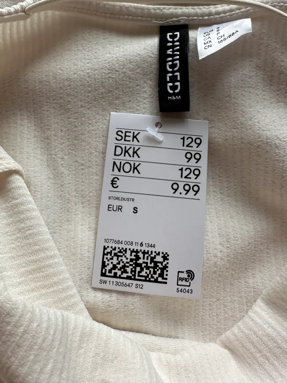 Vit ribbad kortklänning från H&M i storlek S. Aldrig använd så skicket är bra och prislappen är kvar. Nypris 129kr. Köpt för ca 1 år sedan. . Klänningar.