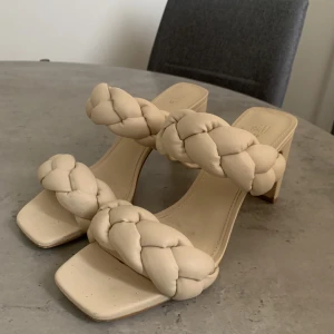 Klackakor - Från hm, säljer då jag har två likadana. Är i liten i storleken, har vanligtvis 38 men dessa är i 39 och passar perfekt 