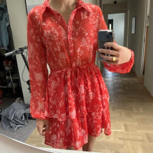 Röd bikbok klänning  - Säljer min superfina bikbok klänning, funkar till festligheter och vardagsbruk! Använd få gånger och i fint skick❣️Storlek L men passar perfekt på mig som är S! 