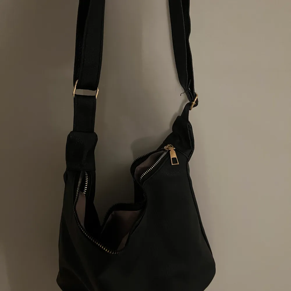 En svart väska från shein som aldrig kommit till användning då den var större än jag tänkte. Men ändå så fin men inte vad jag behövde. . Väskor.