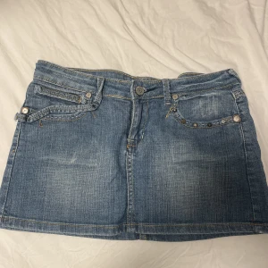 Jeanskjol  - Så fin vintage jeanskjol som tyvärr är för liten. Storlek L, jag har M i allt men denna passar en S💞