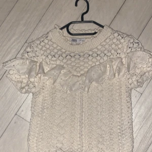 Zara topp - Jätte fin trendig zara topp som jag säljer för att den ej kommer till användning inga täcken på andvändning skriv om du har frågor eller något 