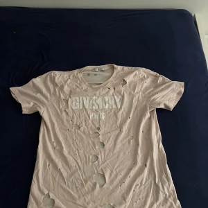 Givenchy - Äkta givenchy t-shirt i gott skick, knappt använd! 