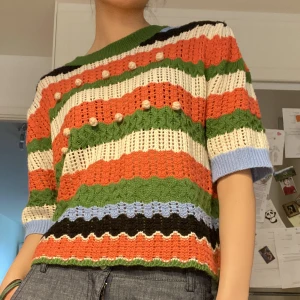 VIRKAD TRÖJA - jättesöt virkad med små detaljer!!🌹 Nyskick!! älskar, sån bra kvalitet! 