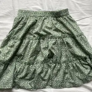 Grön kjol med vita detaljer från SHEIN, går lite över knäna, inte använd särskilt många gånger🥰