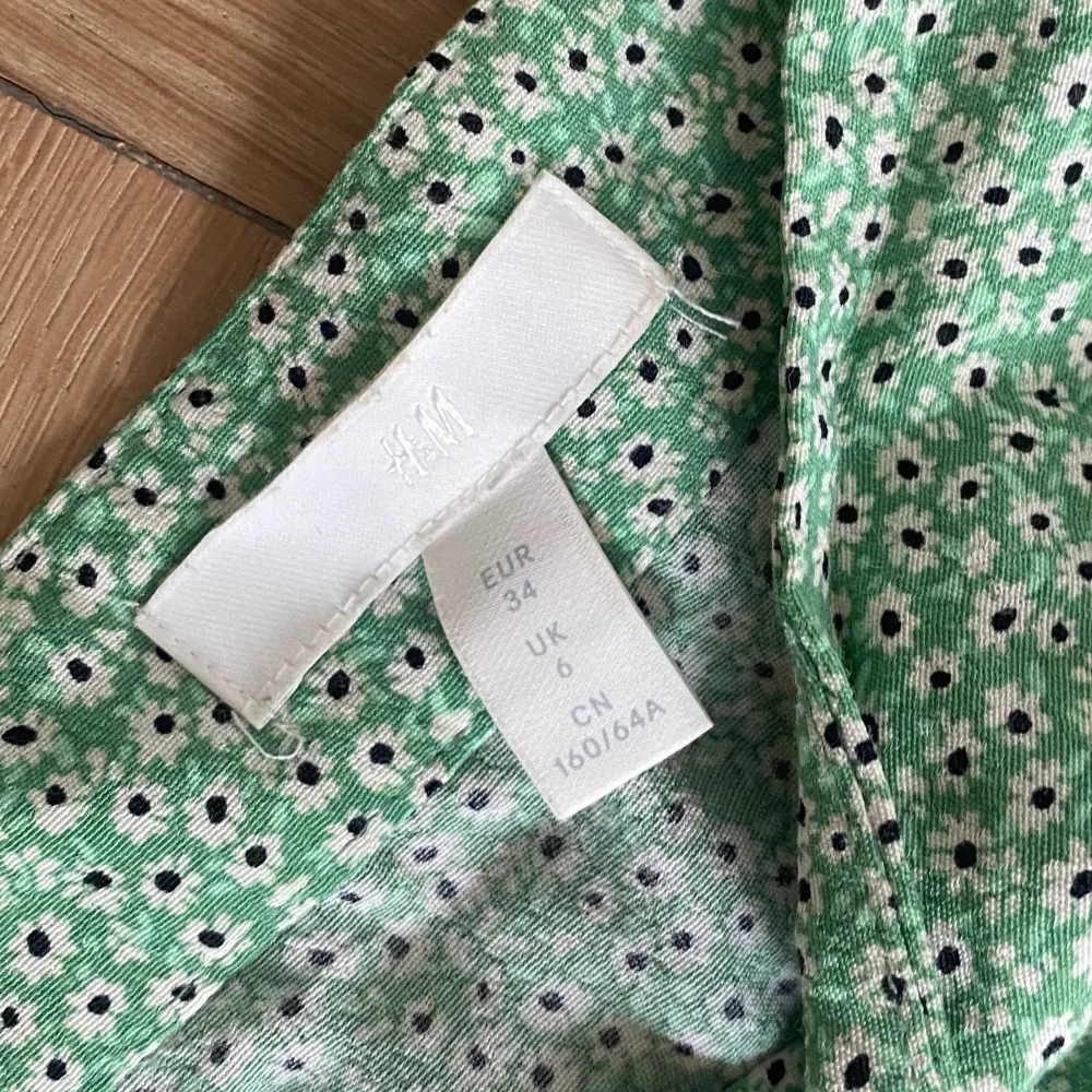 Grön blommig kjol från H&M strl: 34.  Använd fåtal gånger, i fint skick.. Kjolar.