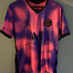 Fotbollströja  - Säljer psg fotbollströja med mbappe på ryggen aldrig använd. 